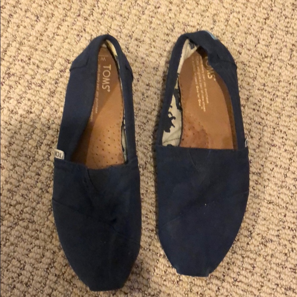 Women’s navy TOMS